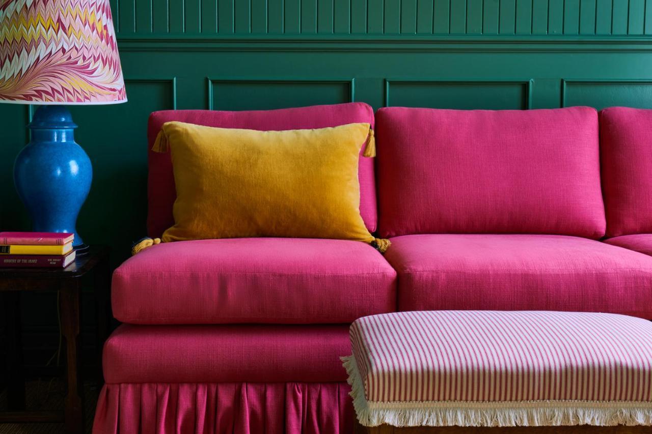The Mitre, Hampton Court Ξενοδοχείο Kingston upon Thames  Εξωτερικό φωτογραφία A sofa upholstered in velvet