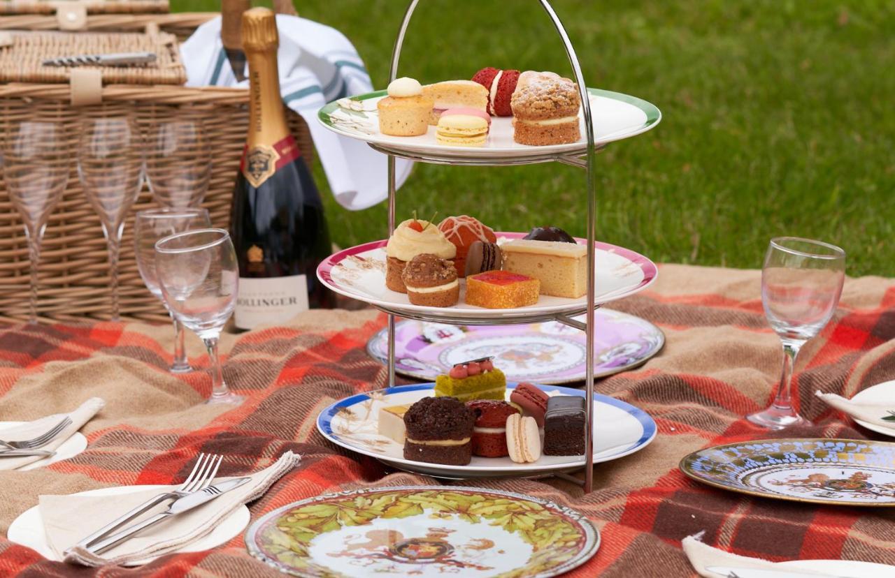 The Mitre, Hampton Court Ξενοδοχείο Kingston upon Thames  Εξωτερικό φωτογραφία A picnic