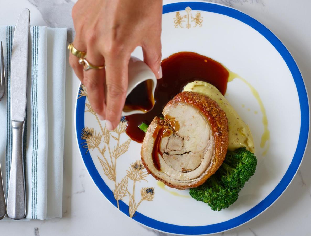 The Mitre, Hampton Court Ξενοδοχείο Kingston upon Thames  Εξωτερικό φωτογραφία A pork tenderloin being served