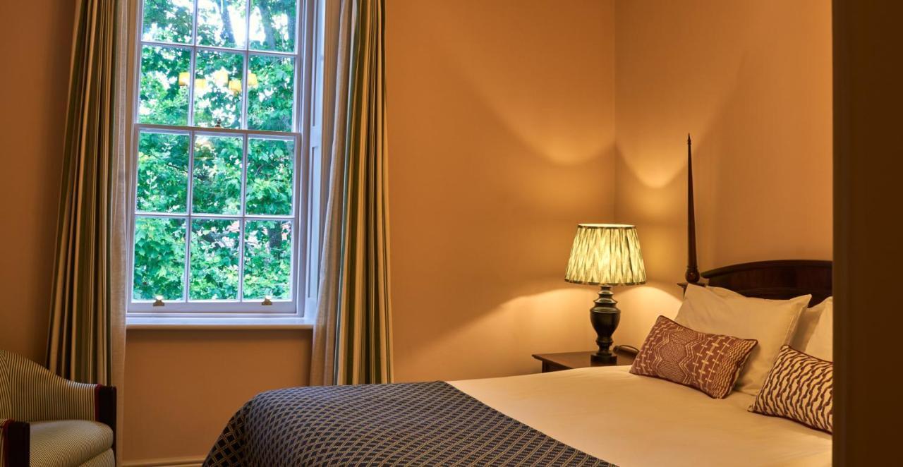 The Mitre, Hampton Court Ξενοδοχείο Kingston upon Thames  Εξωτερικό φωτογραφία A bedroom at the hotel