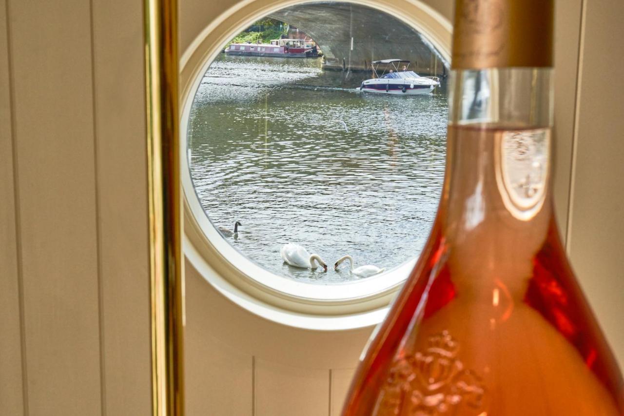 The Mitre, Hampton Court Ξενοδοχείο Kingston upon Thames  Εξωτερικό φωτογραφία A view of the River Thames from the window of a bedroom at The Swan
