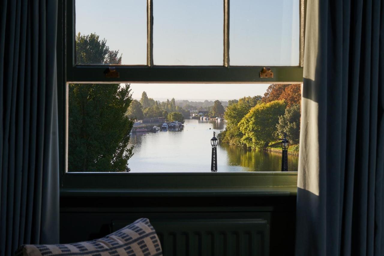 The Mitre, Hampton Court Ξενοδοχείο Kingston upon Thames  Εξωτερικό φωτογραφία View of the River Thames from the window of a room at the hotel