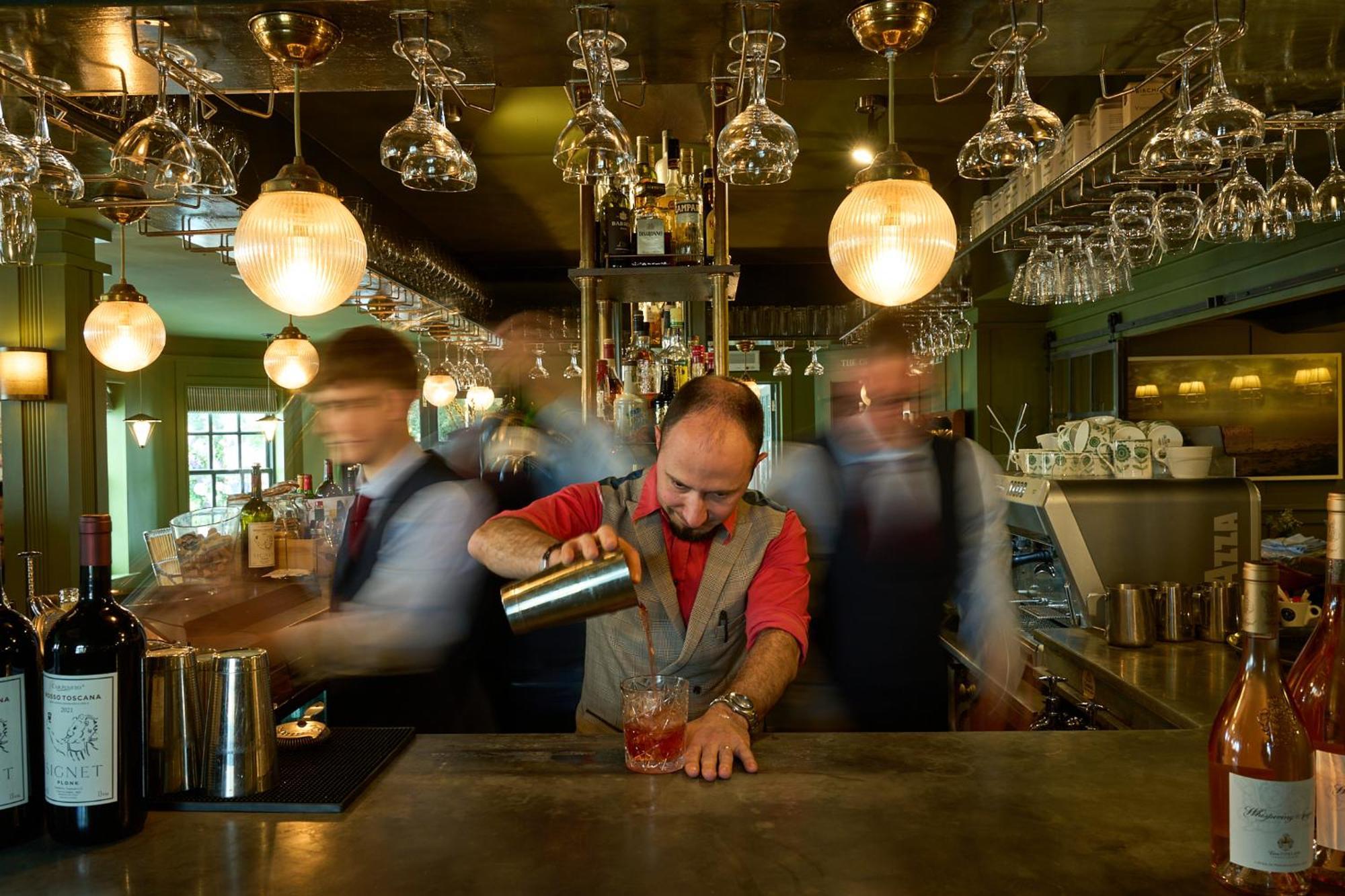 The Mitre, Hampton Court Ξενοδοχείο Kingston upon Thames  Εξωτερικό φωτογραφία A bartender at work