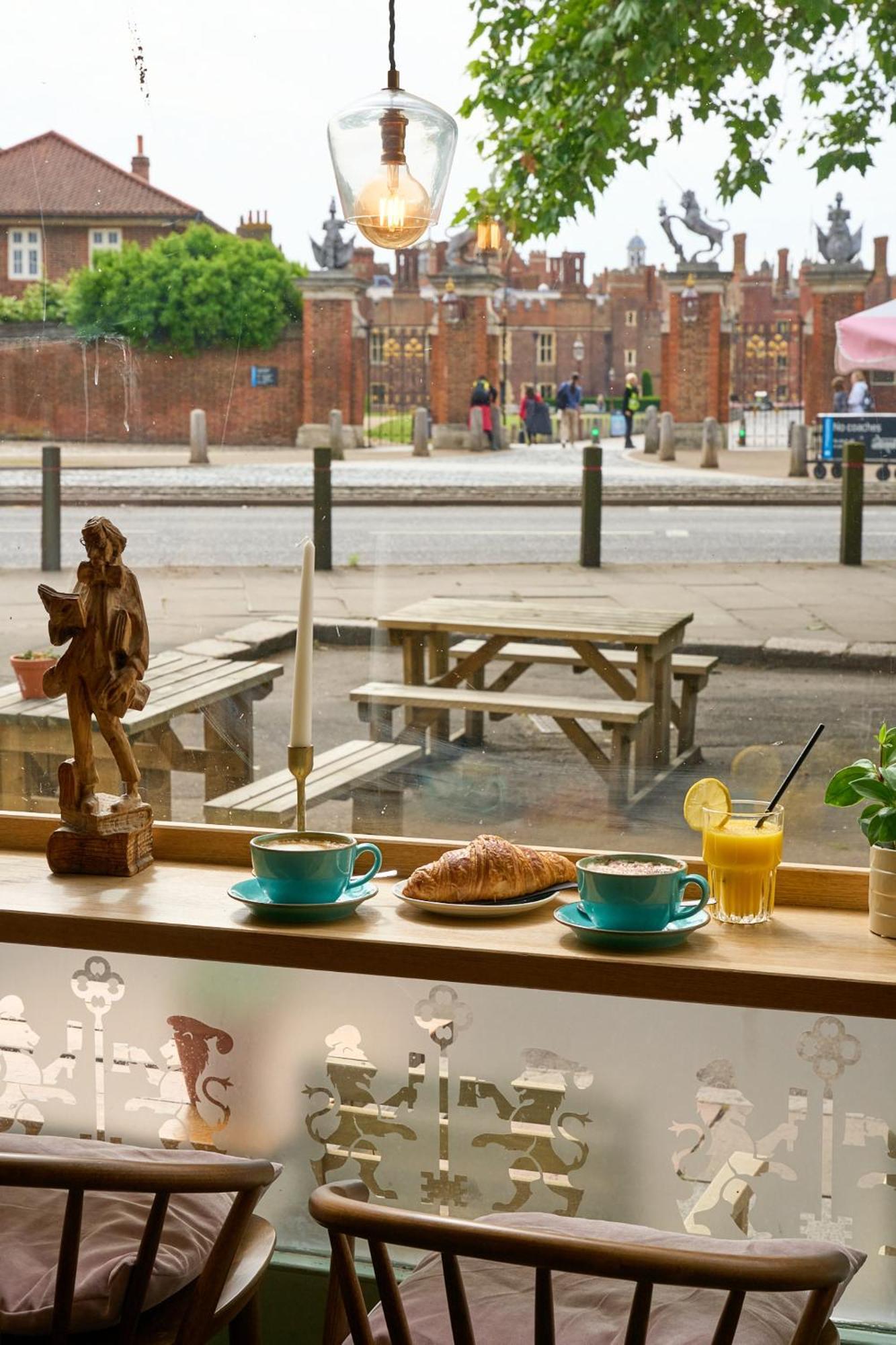 The Mitre, Hampton Court Ξενοδοχείο Kingston upon Thames  Εξωτερικό φωτογραφία The view from the window of the café