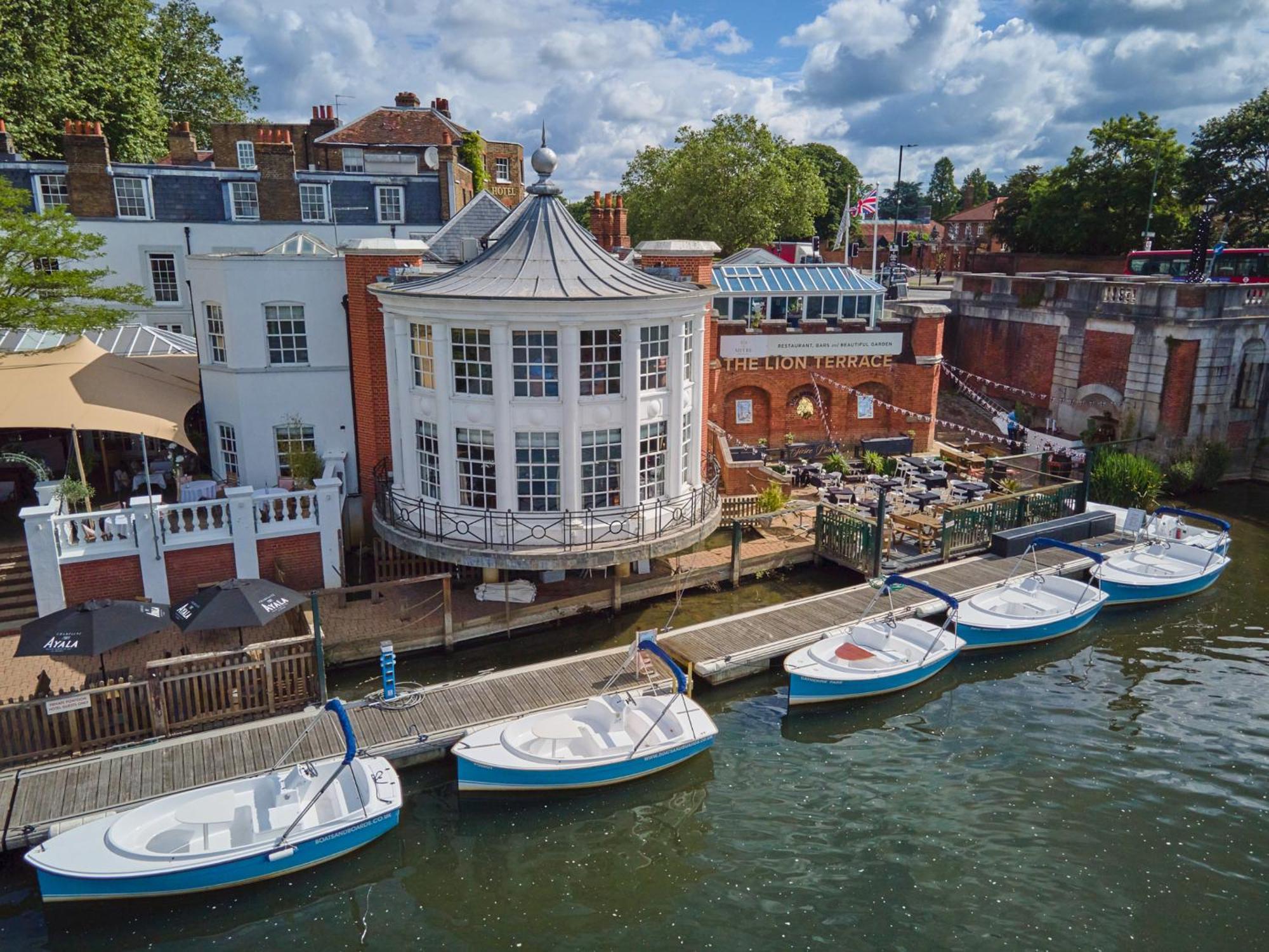 The Mitre, Hampton Court Ξενοδοχείο Kingston upon Thames  Εξωτερικό φωτογραφία The River Wey at the centre of Farnham