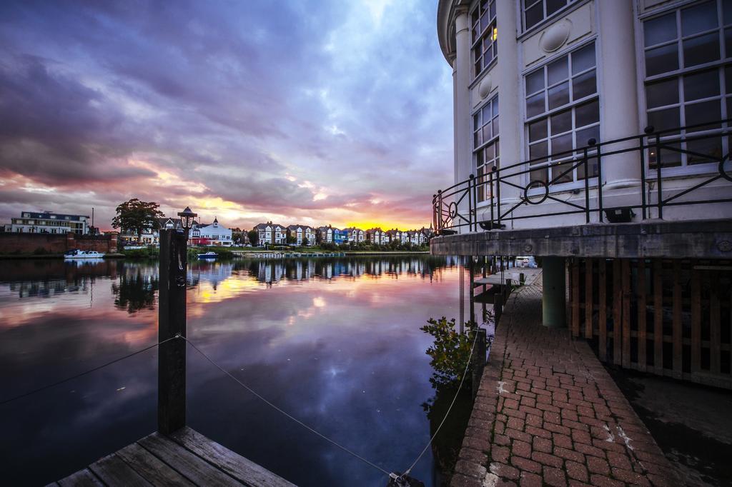The Mitre, Hampton Court Ξενοδοχείο Kingston upon Thames  Εξωτερικό φωτογραφία Sunset at the Marina